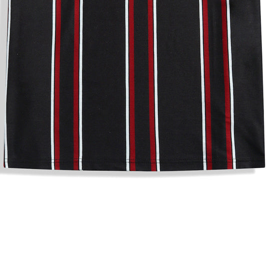 Men's casual summer contrast color T-shirt, with short-sleeved round neck and vertical stripes.